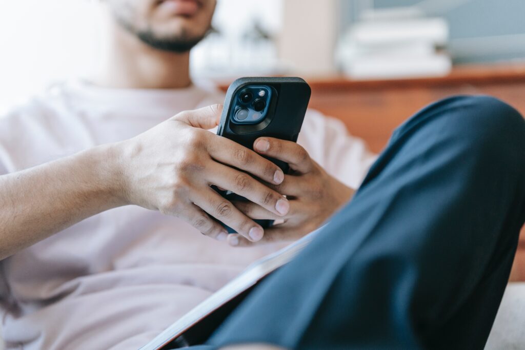 Homem navegando na internet pelo celular.